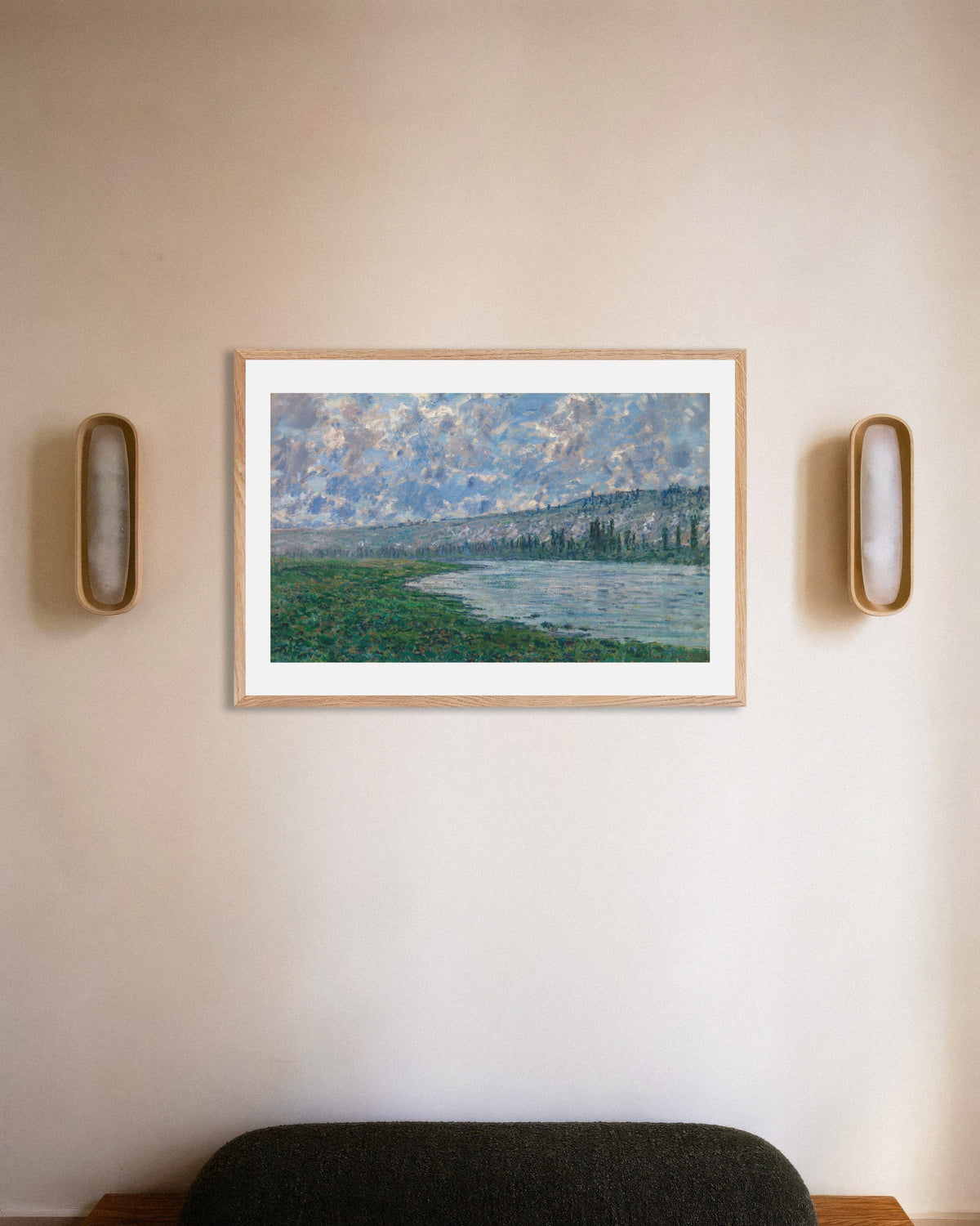 Plakat Seinen ved Vétheuil (1880) af Claude Monet med ramme i naturtræ