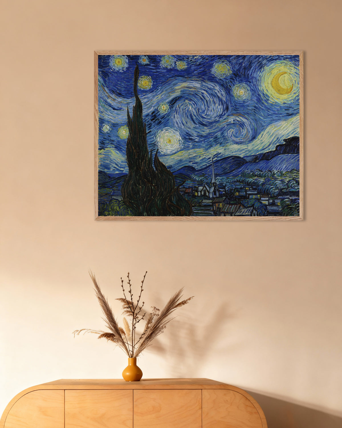 Plakat med Stjernenatten (1889) af Vincent van Gogh, med ramme i naturtræ