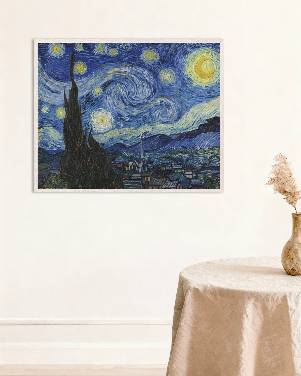 Plakat med Stjernenatten (1889) af Vincent van Gogh, med hvid træramme