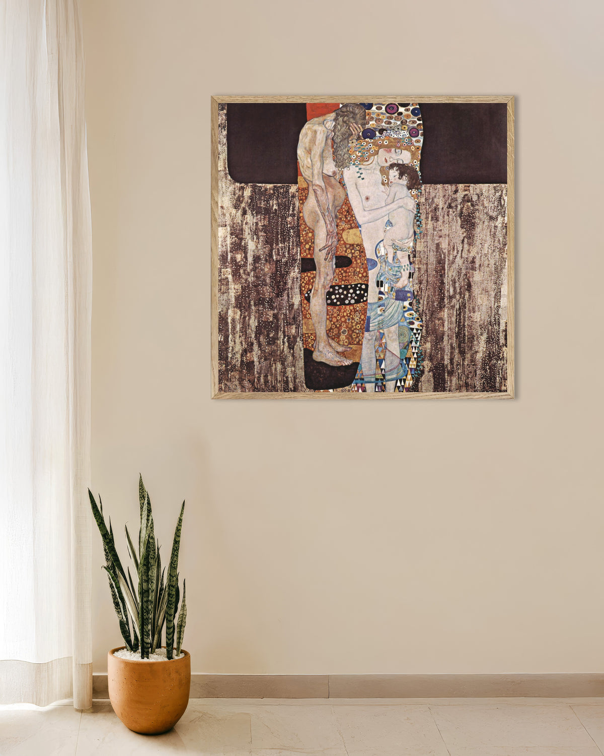 Plakat Kvindens tre aldre (1905) af Gustav Klimt med ramme i naturtræ