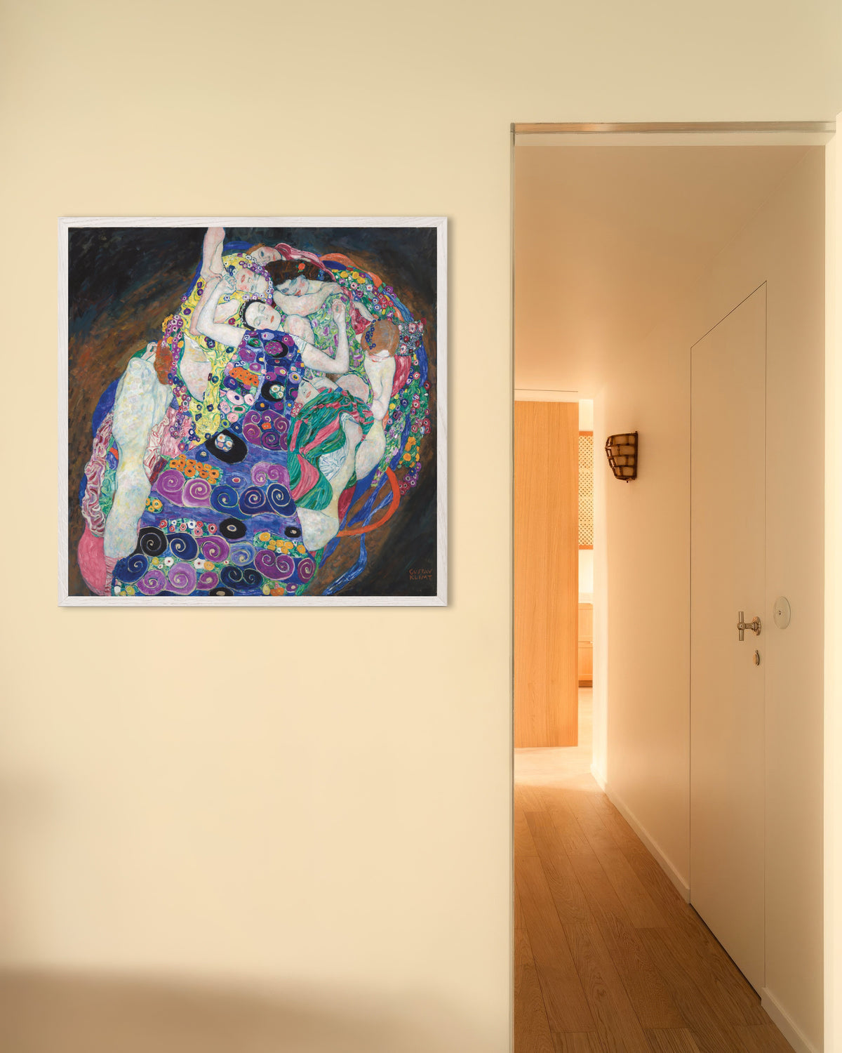 Plakat Jomfruen (1913) af Gustav Klimt med hvid træramme
