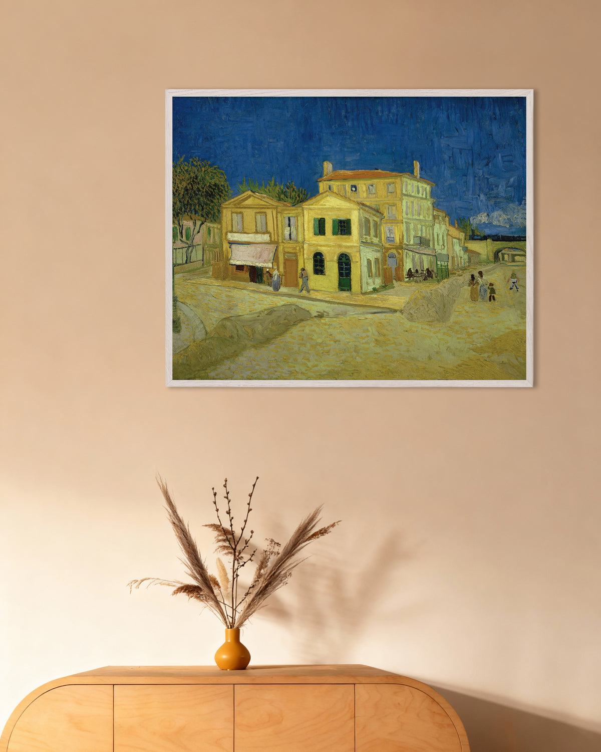 Poster med Det gule hus, gaden (1888) af Vincent van Gogh, med hvid træramme