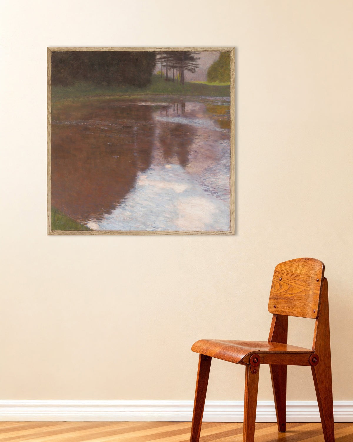 Plakat Stille dam (1899) af Gustav Klimt med ramme i naturtræ
