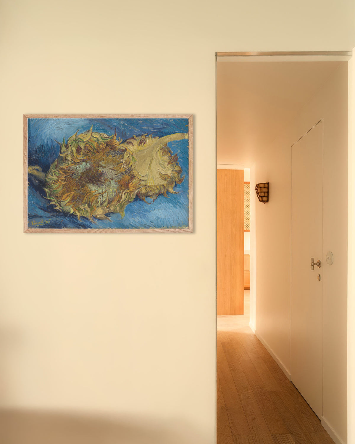Poster med To afskårne solsikker (1887) af Vincent van Gogh, med naturfarvet træramme