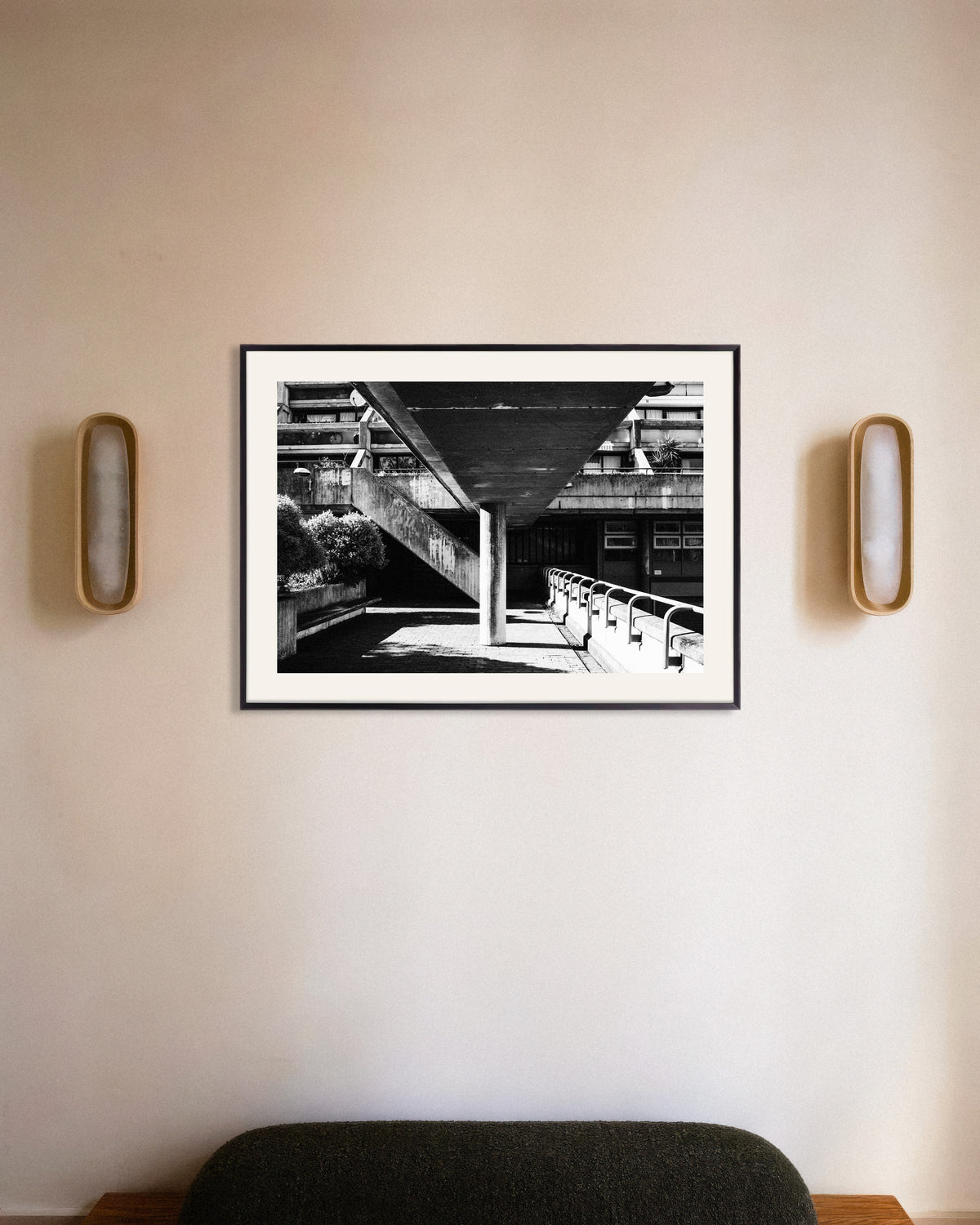Plakat »Under betongangbroen« med metalramme
