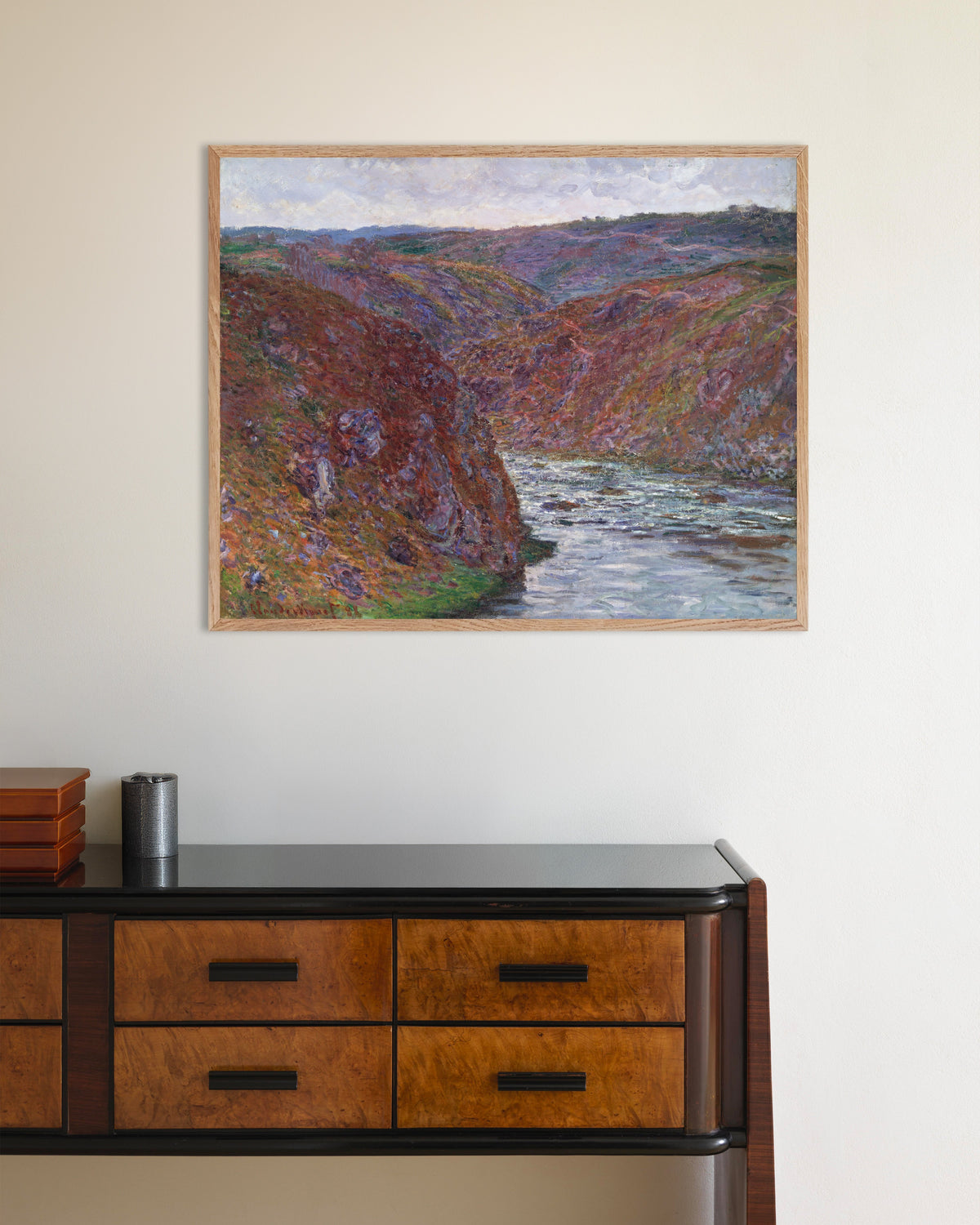 Plakat Creuse-dalen, grå dag (1889) af Claude Monet med ramme i naturtræ