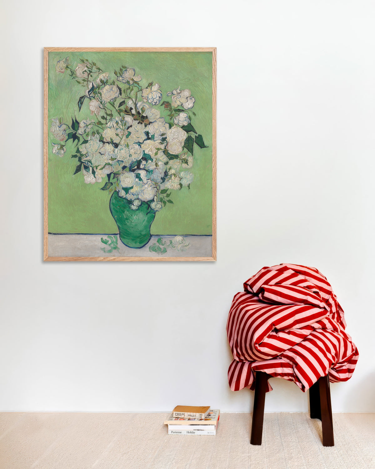 Plakat af Vase med roser (1890) af Vincent van Gogh med naturfarvet træramme