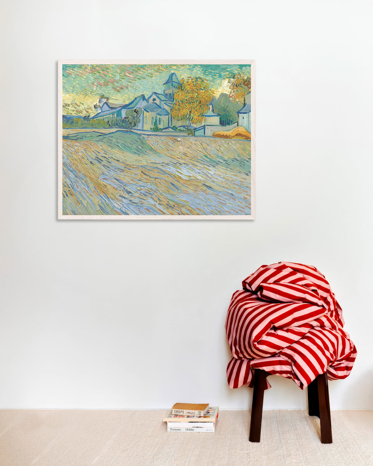 Poster af Udsigt over asylet og kapellet i Saint-Rémy (1889) af Vincent van Gogh med hvid træramme