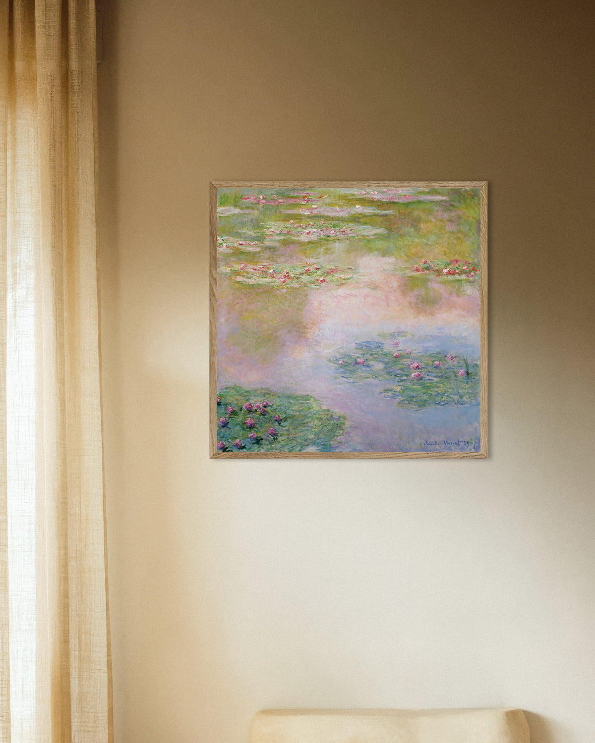 Plakat Åkander, lyserøde spejlinger (1907) af Claude Monet med ramme i naturtræ