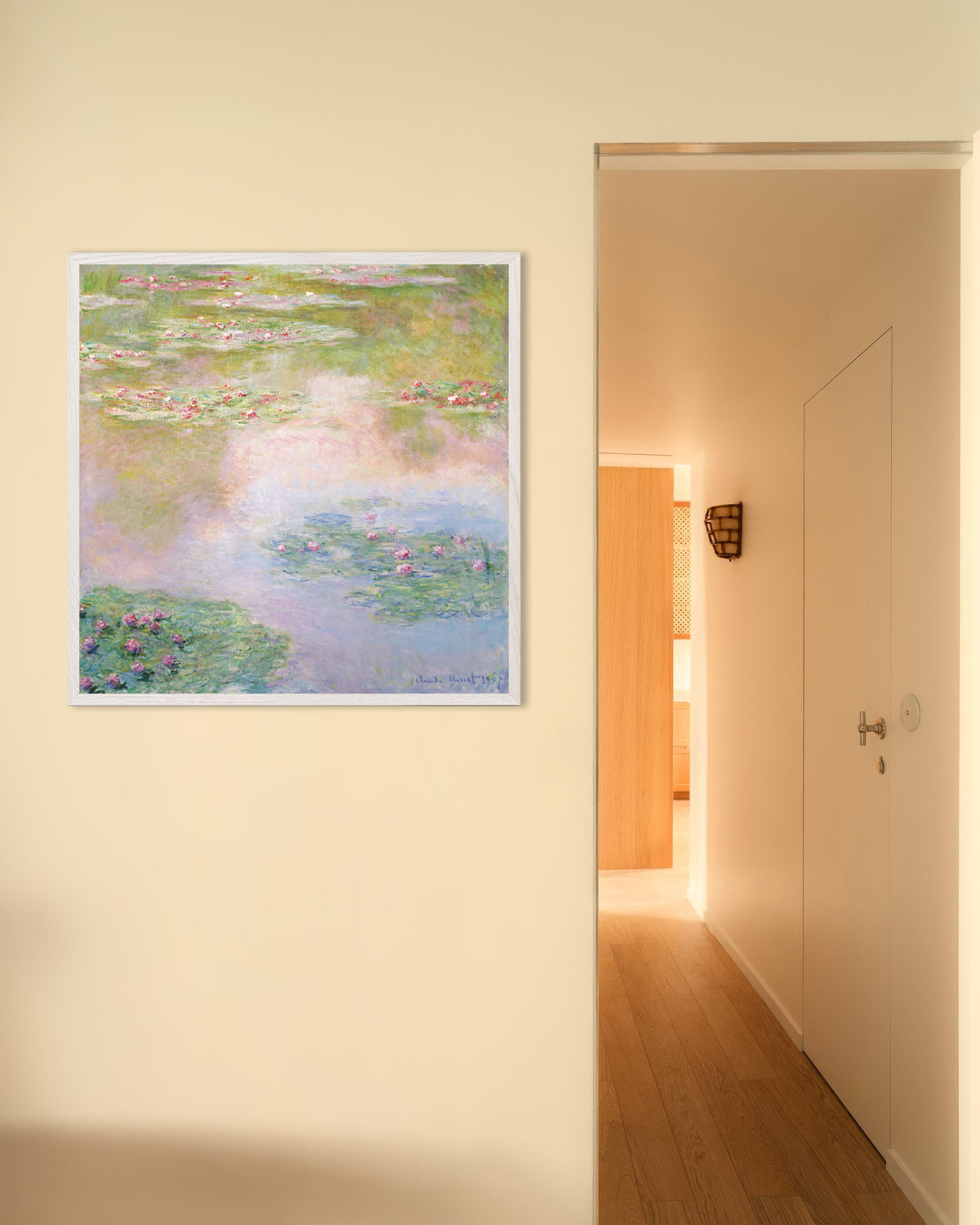 Plakat Åkander, lyserøde spejlinger (1907) af Claude Monet med hvid træramme