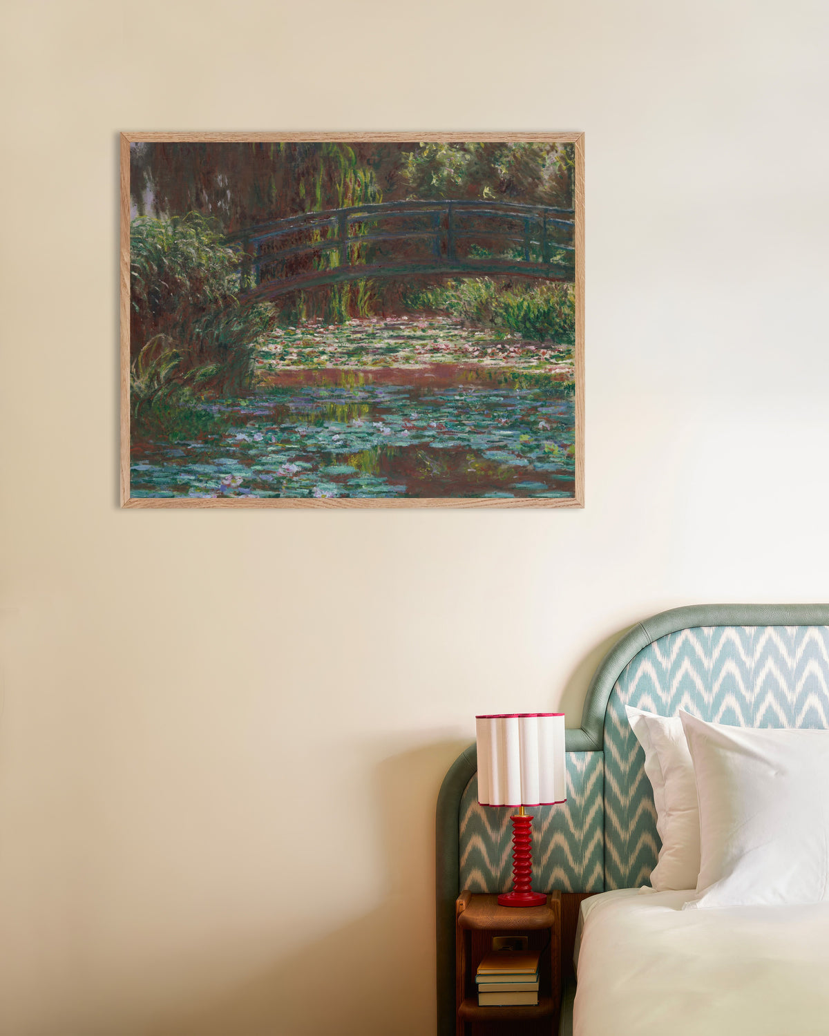 Plakat Åkandedammen (1900) af Claude Monet med ramme i naturtræ
