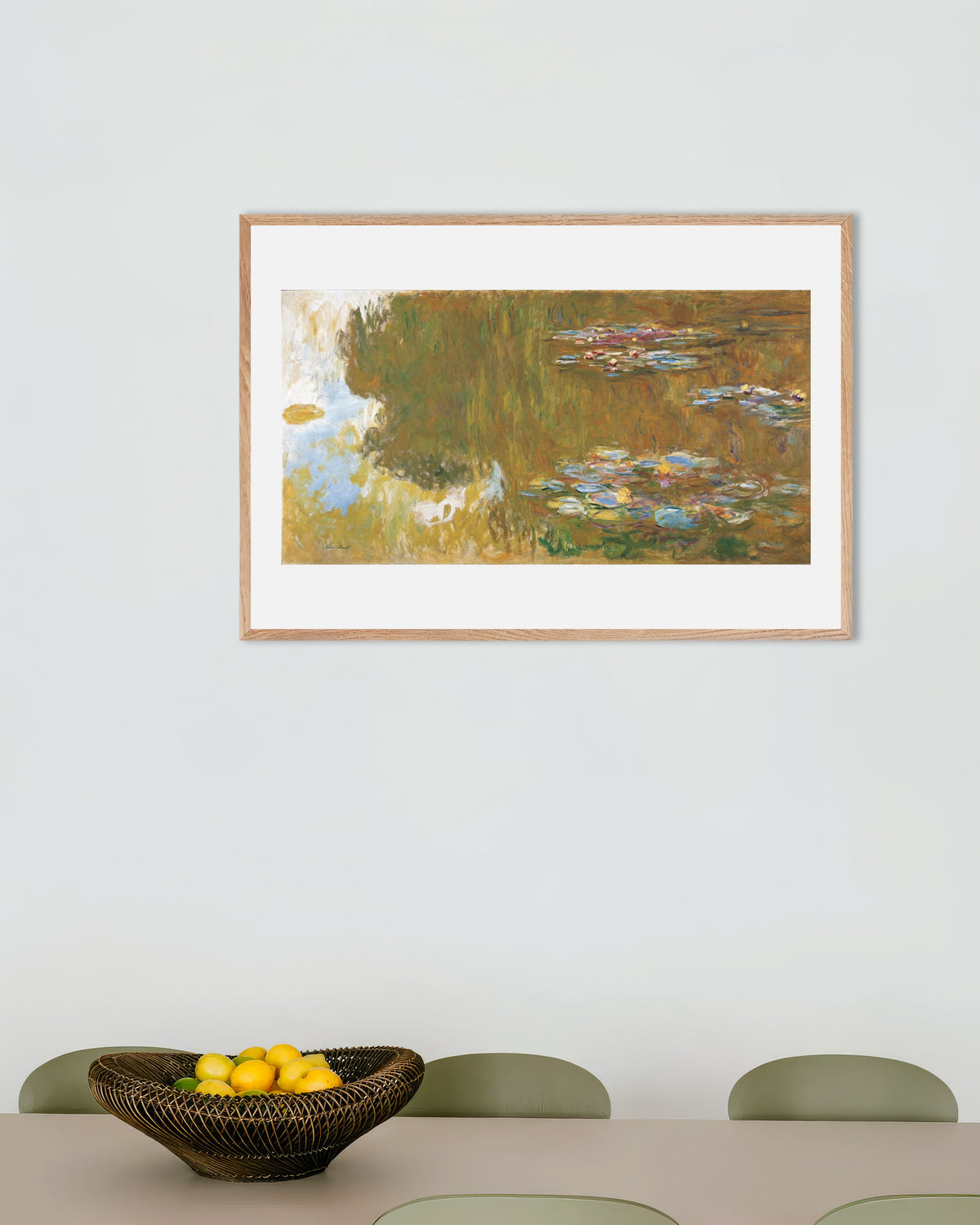 Plakat Åkandedam med spejlinger af pil (ca. 1917–1919) af Claude Monet med ramme i naturtræ