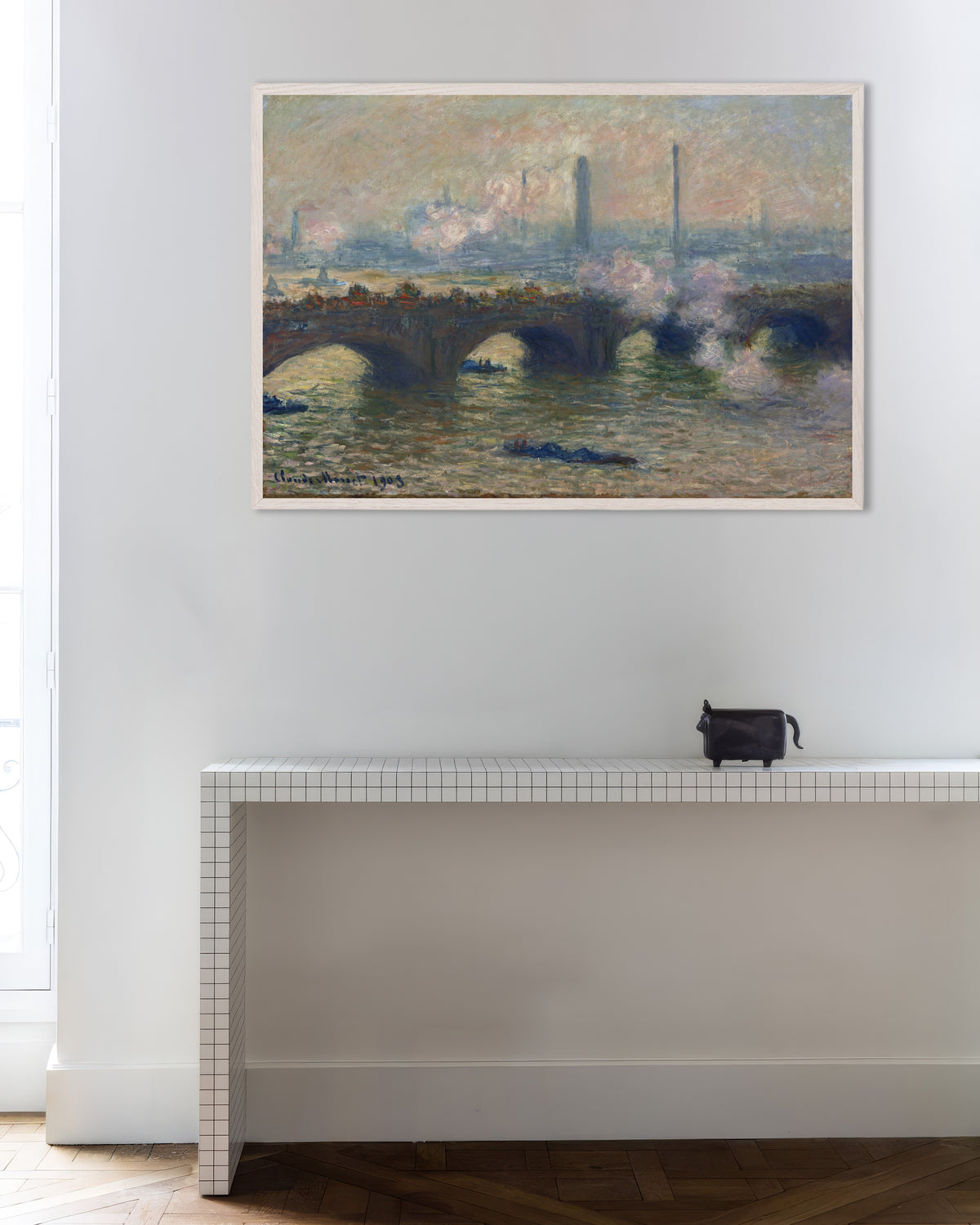 Plakat Waterloo Bridge, grå dag (1903) af Claude Monet med hvid træramme