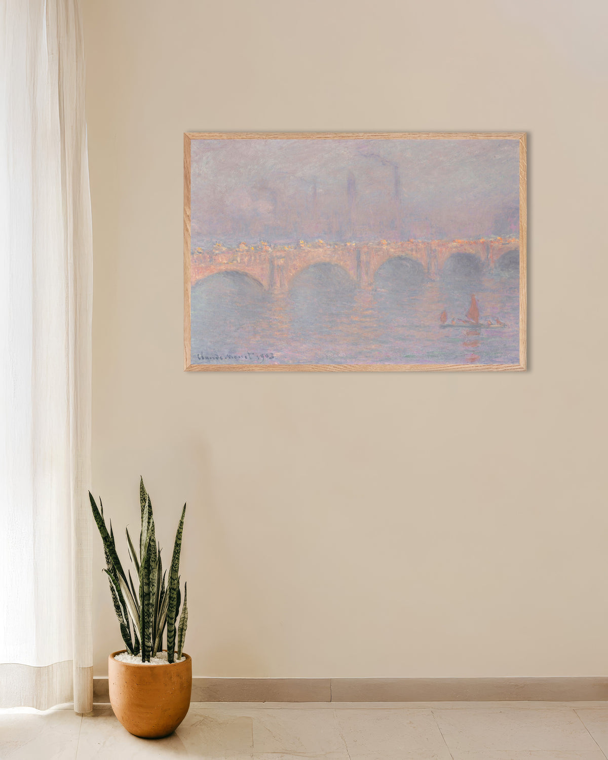 Plakat Waterloo Bridge, sløret sol (1899–1903) af Claude Monet med ramme i naturtræ