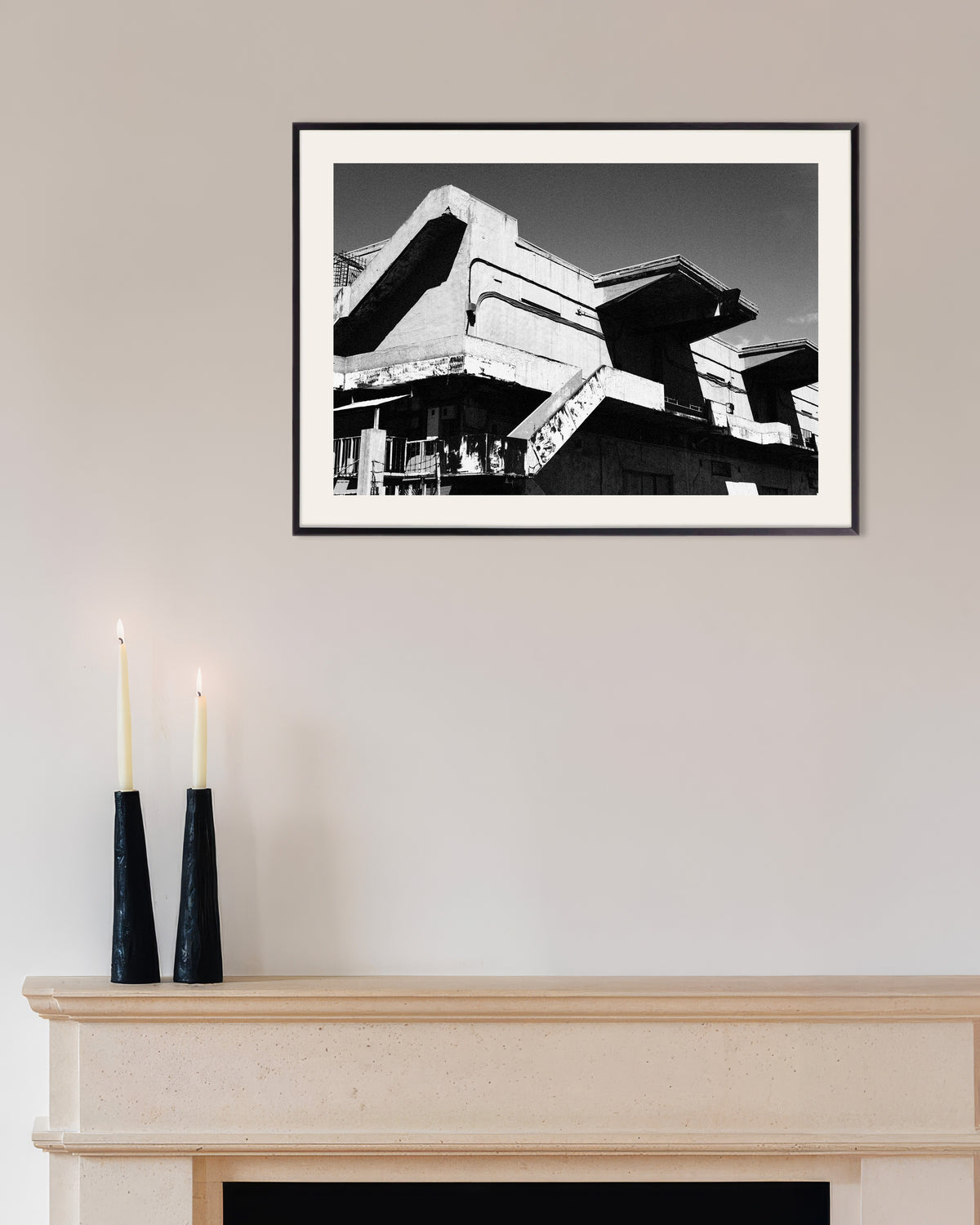 Plakat »Vejrbidt betonpavillon« med metalramme