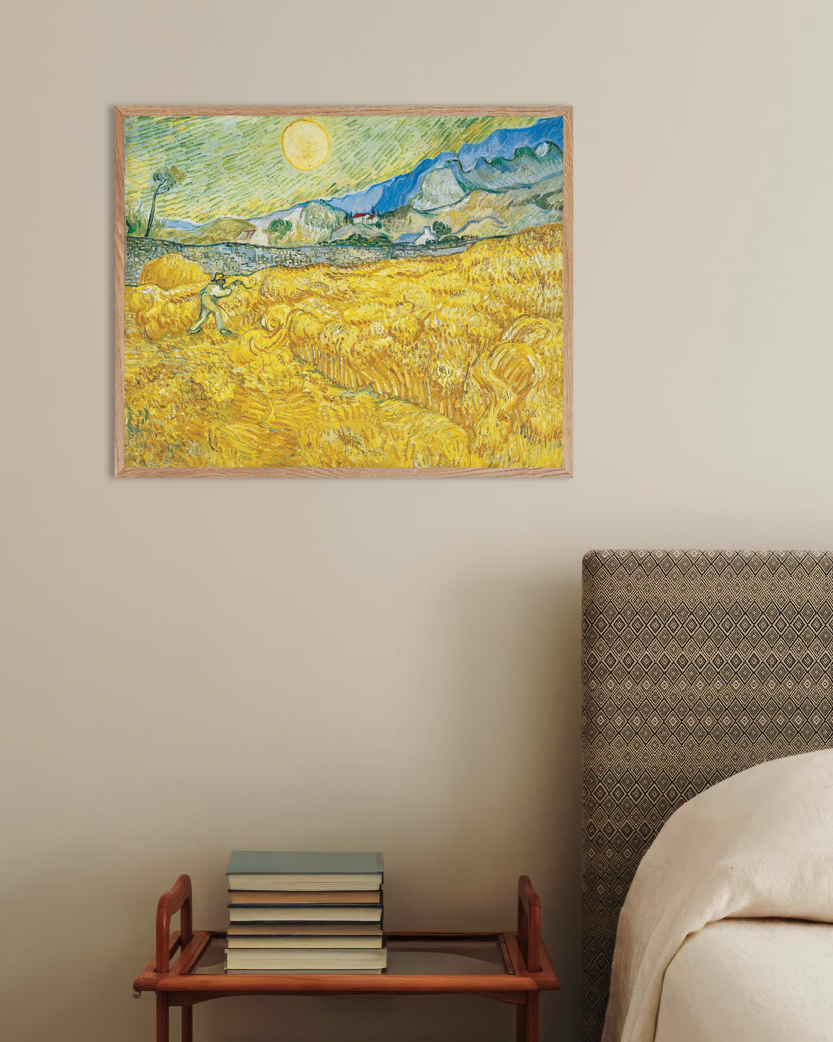 Poster med Hvedemark bag Saint-Paul-hospitalet med en høstarbejder (1889) af Vincent van Gogh, med ramme af naturtræ