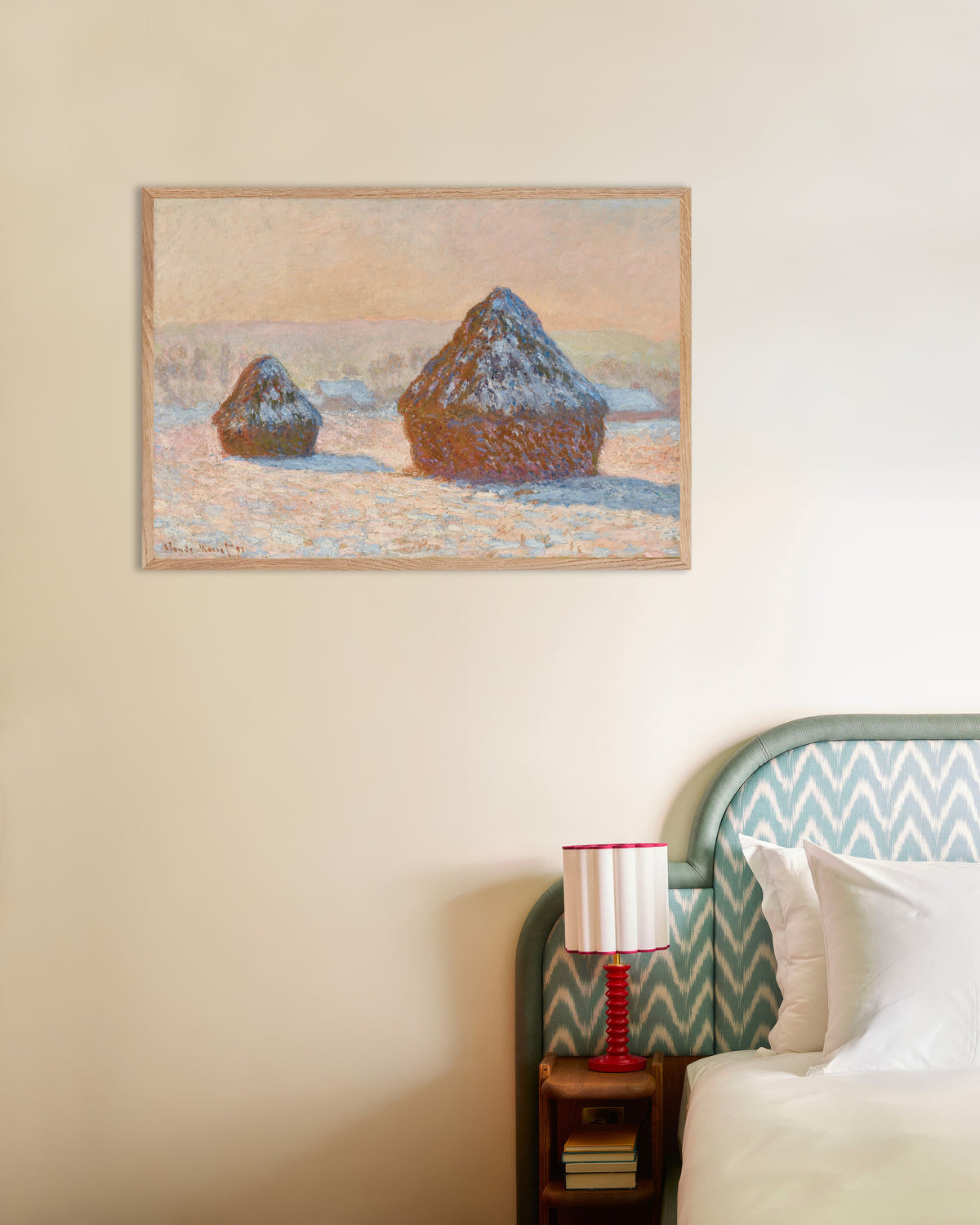 Plakat Kornstakke, sne, morgen (1891) af Claude Monet med ramme i naturtræ