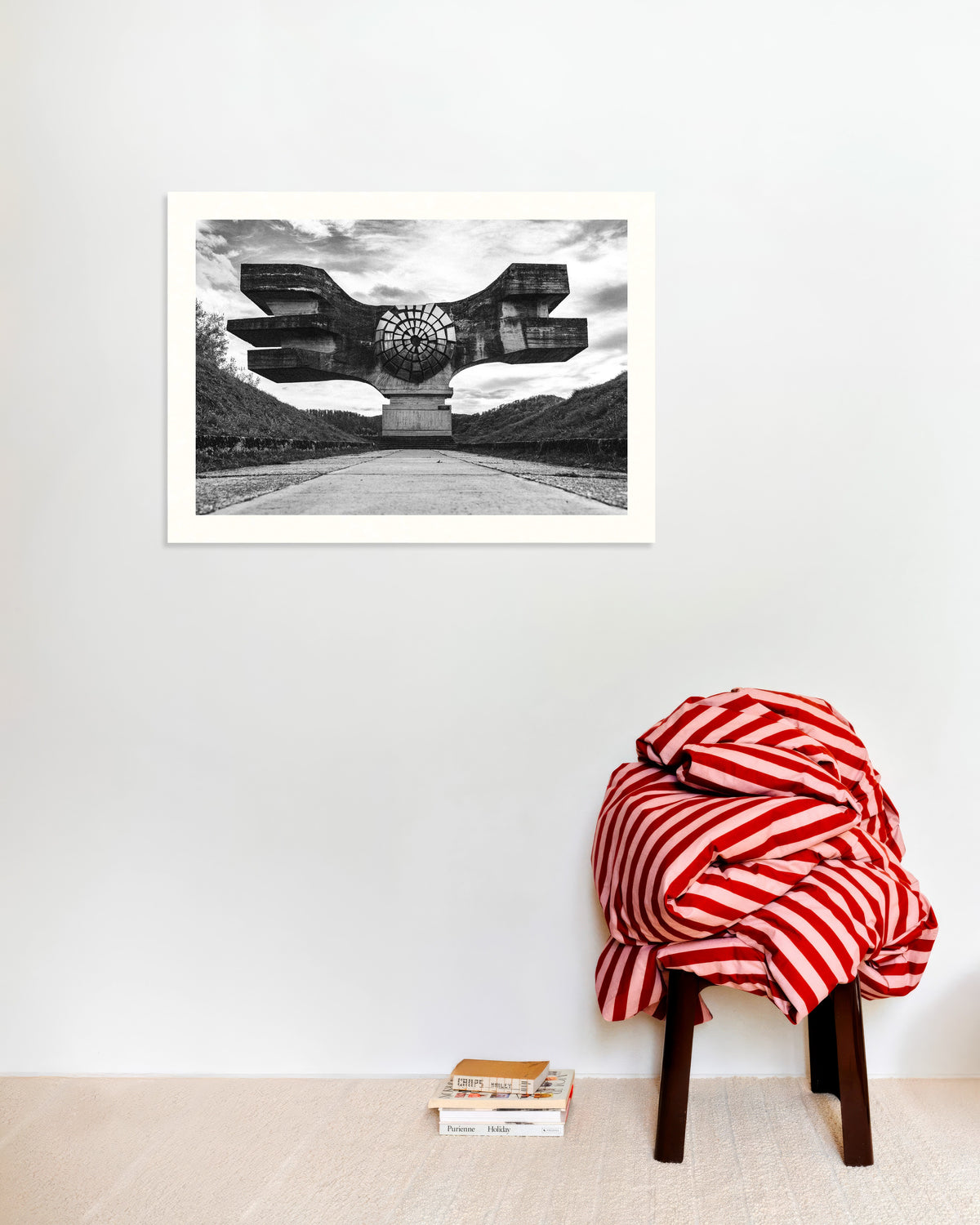 Plakat »Bevinget monument for enden af vejen«