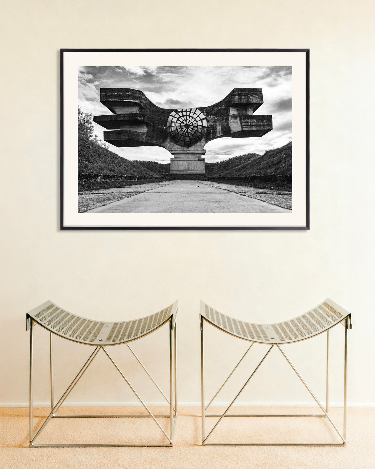 Plakat »Bevinget monument for enden af vejen« med metalramme