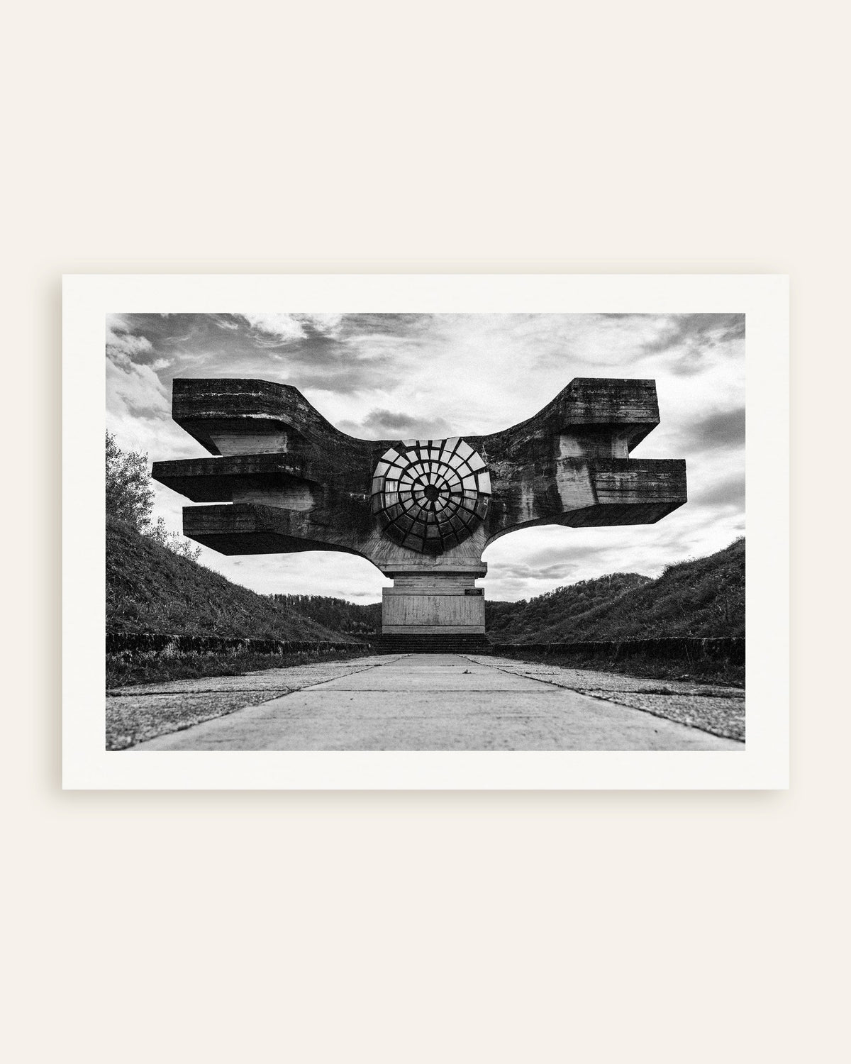 Plakat »Bevinget monument for enden af vejen«, miniature