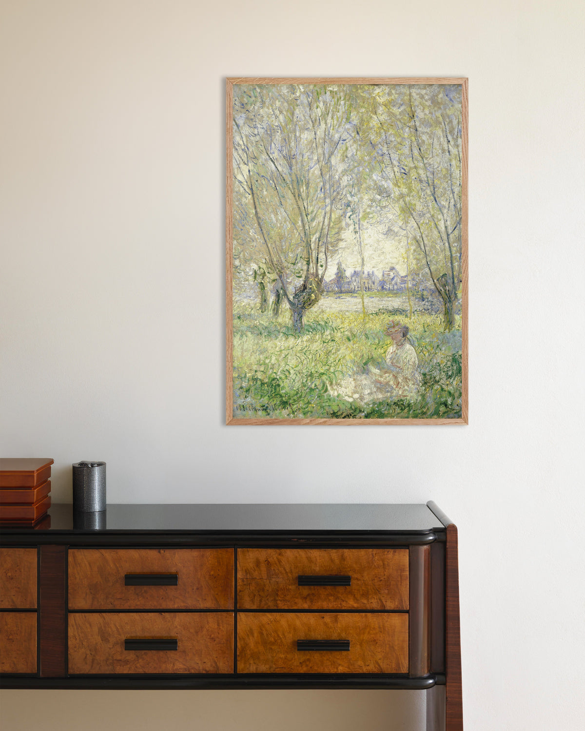 Plakat Kvinde under piletræerne (1880) af Claude Monet med ramme i naturtræ
