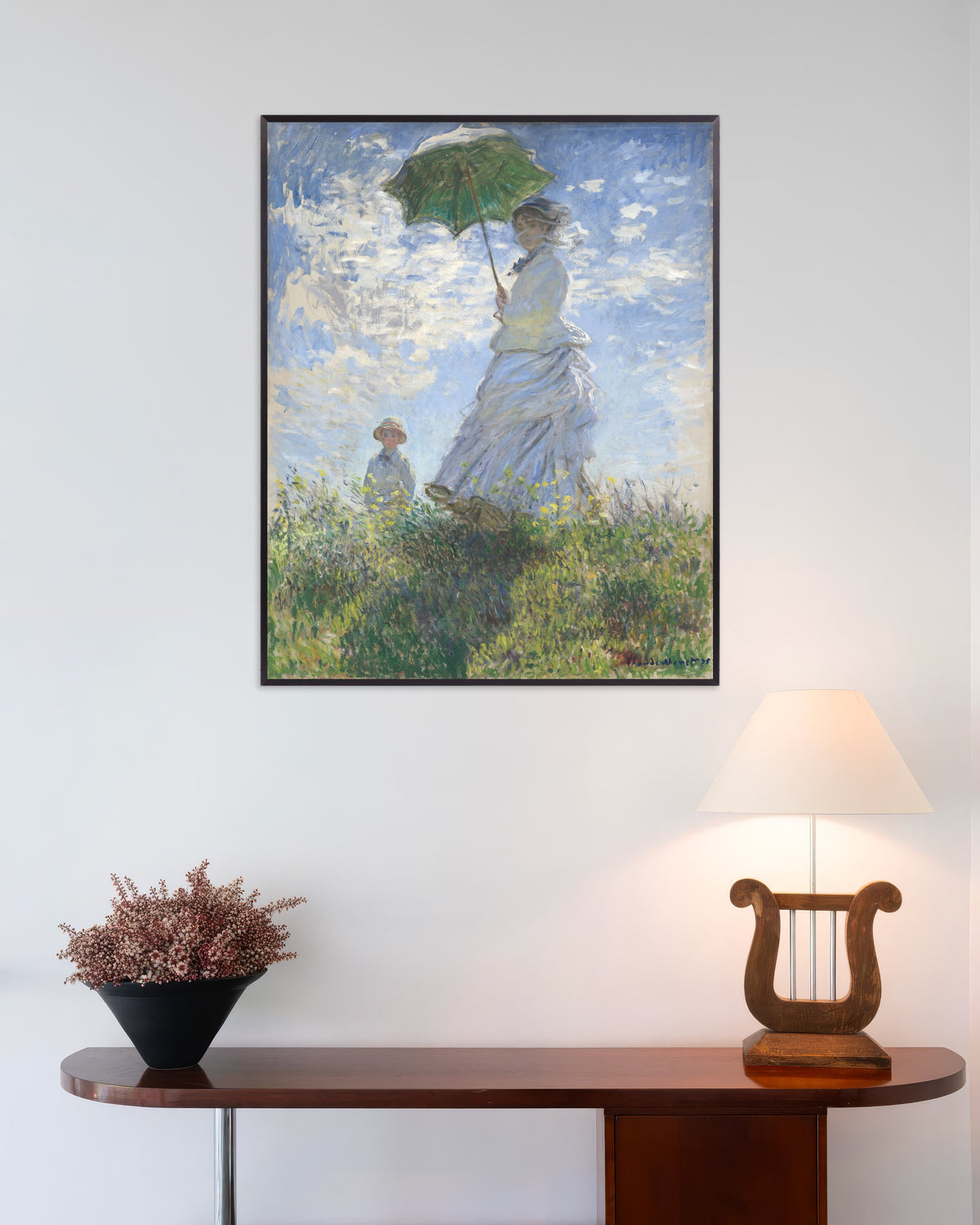 Plakat Kvinde med parasol, Madame Monet og hendes søn (1875) af Claude Monet med metalramme