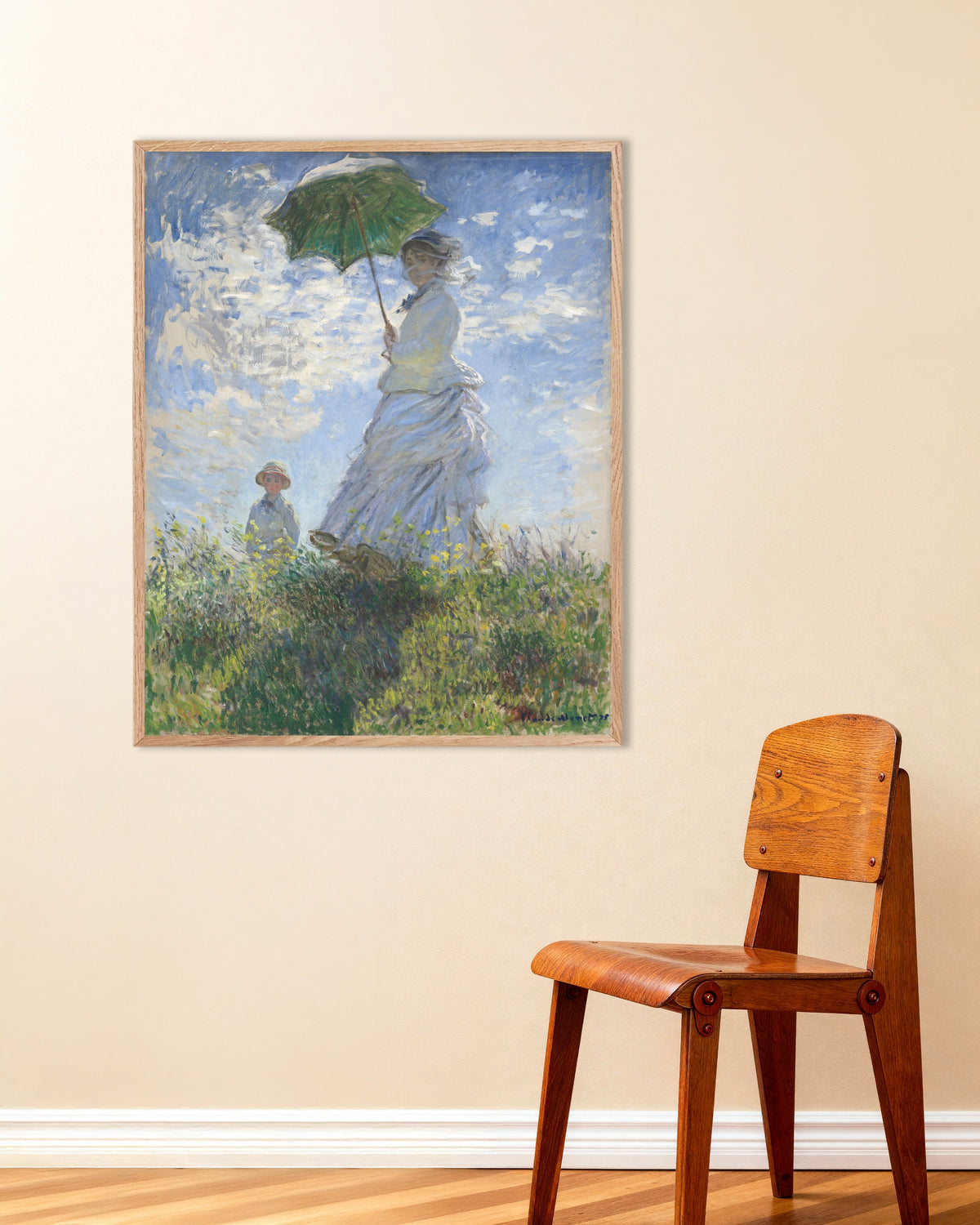 Plakat Kvinde med parasol, Madame Monet og hendes søn (1875) af Claude Monet med ramme i naturtræ