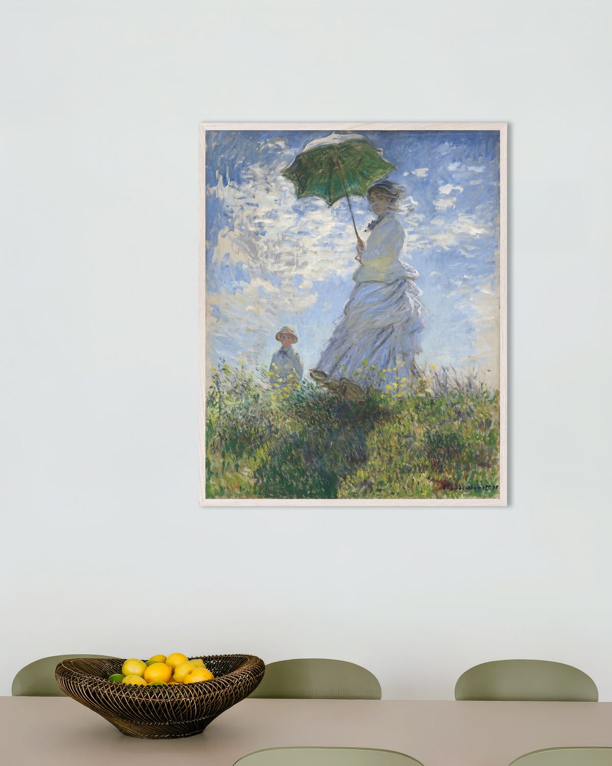 Plakat Kvinde med parasol, Madame Monet og hendes søn (1875) af Claude Monet med hvid træramme