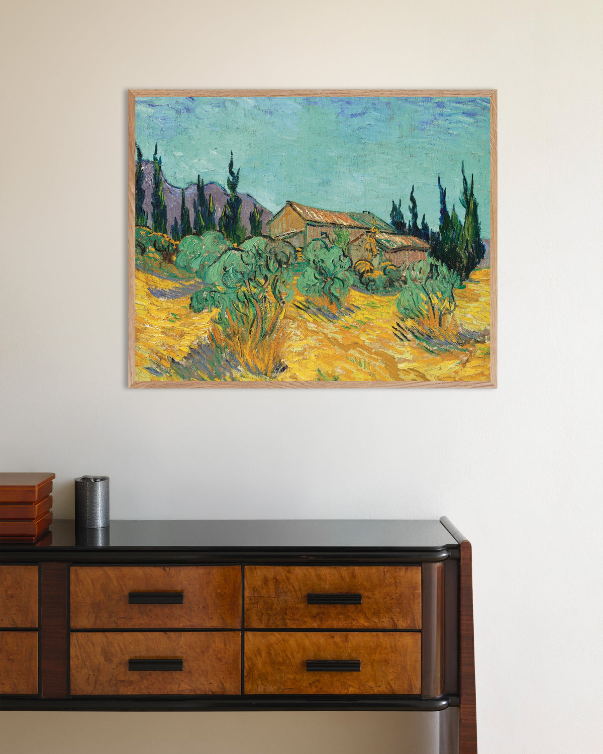 Poster med Træhytter blandt oliventræer og cypresser (1889) af Vincent van Gogh, med naturtræsramme